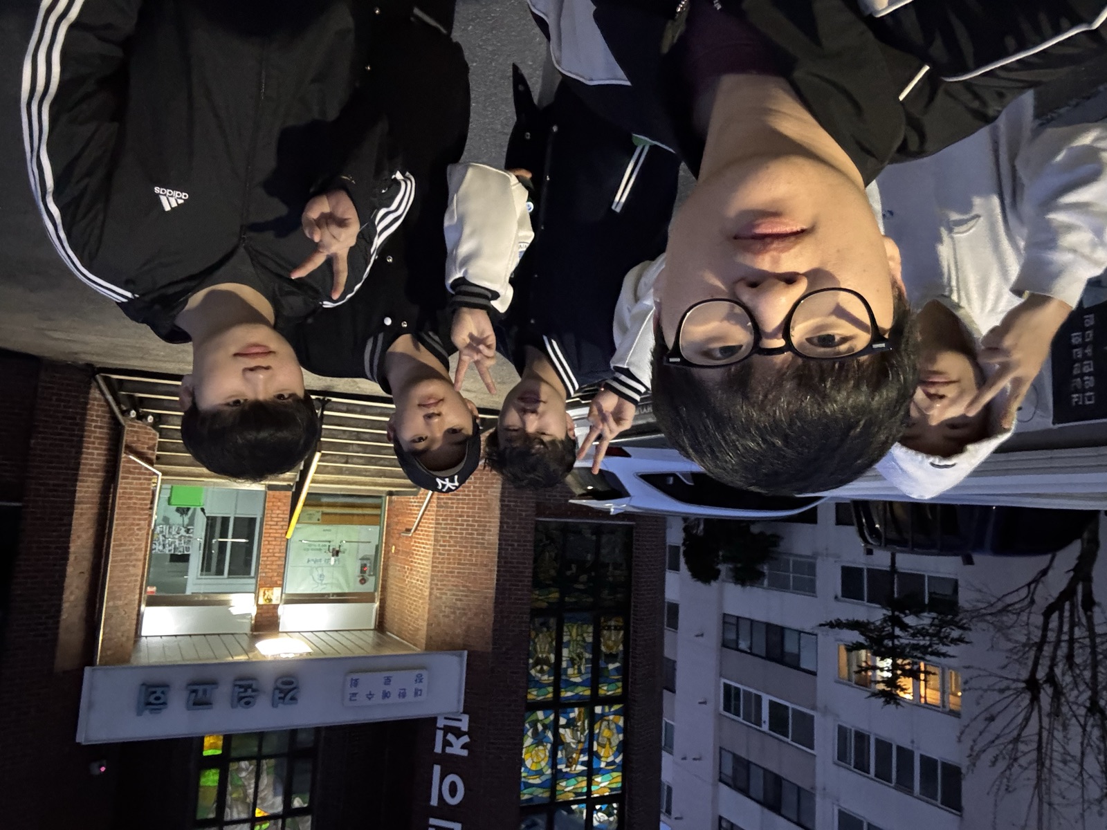 교회 앞에서