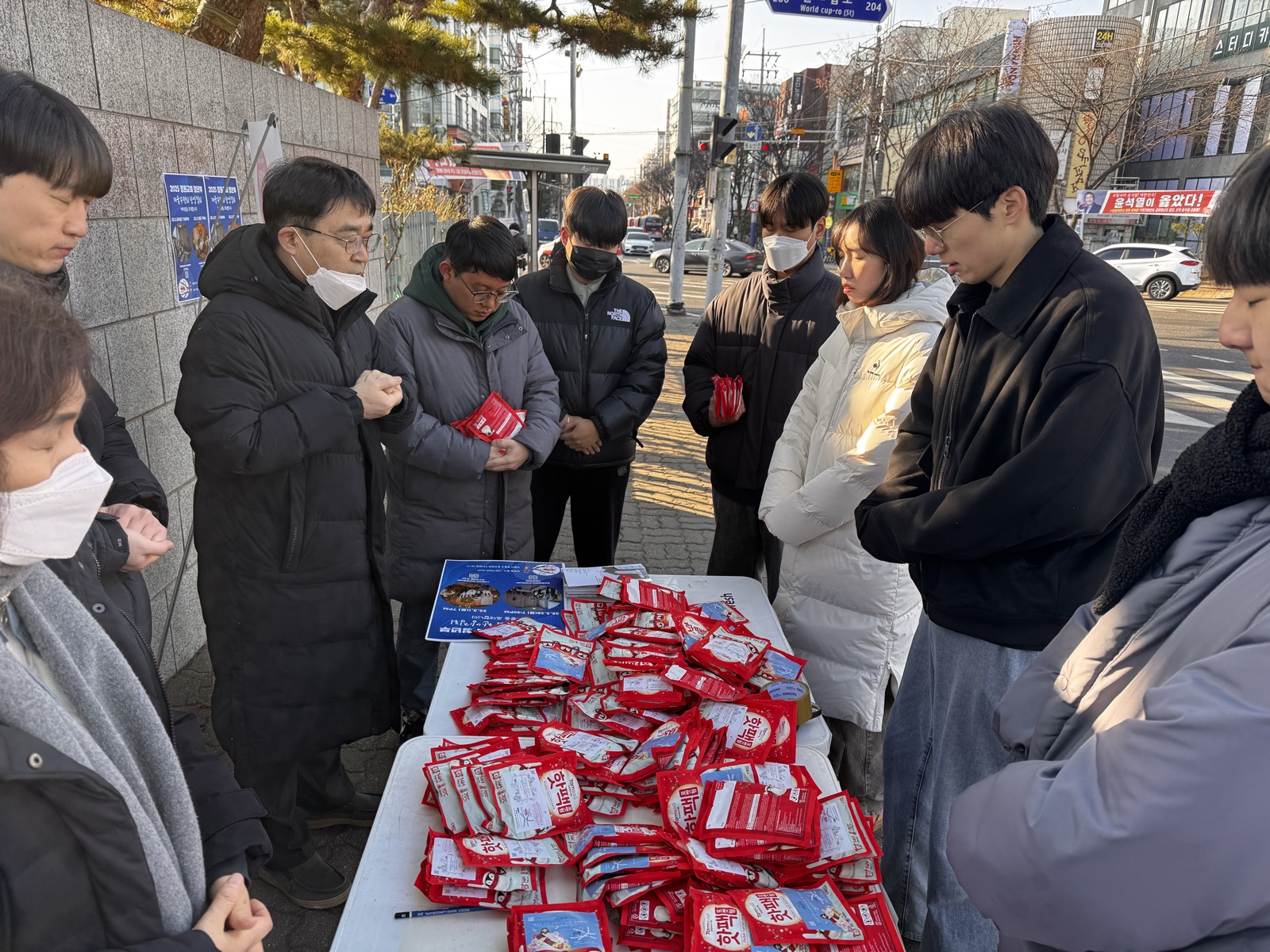 거리에서 복음을 전하며