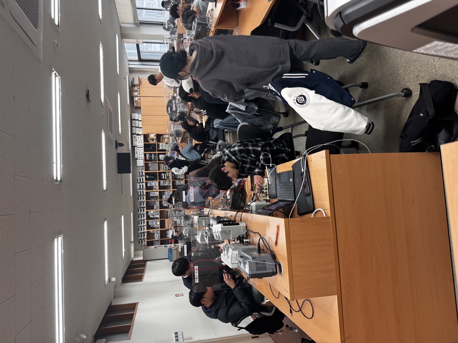 Supervising the digital logic laboratory as a TA